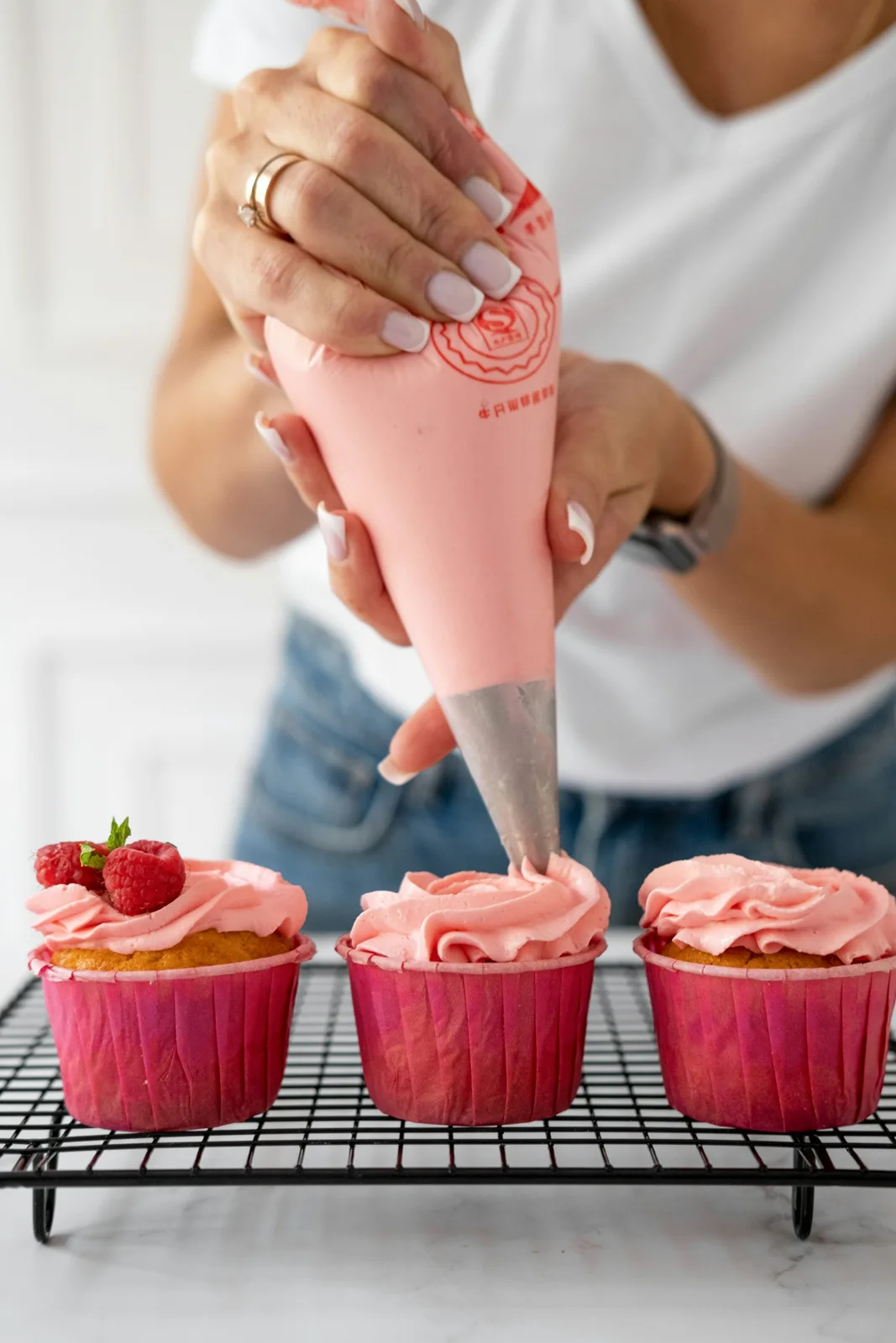 DEMO: manos decorando cupcakes